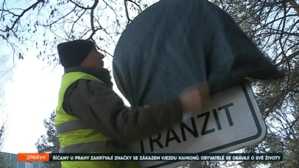 19. 2. 2018 ZPRÁVY: ŘÍČANY U PRAHY ZAKRÝVAJÍ ZNAČKY SE ZÁKAZEM VJEZDU KAMIONŮ. OBYVATELÉ SE OBÁVAJÍ O SVÉ ŽIVOTY